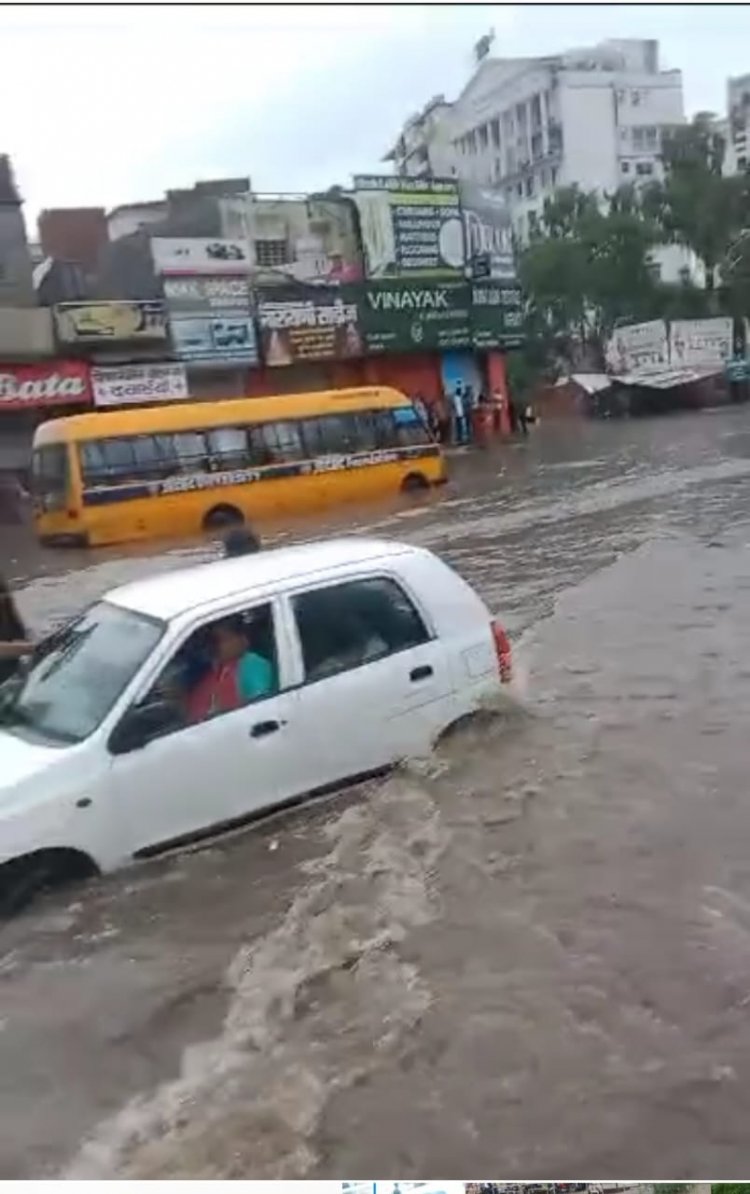 सीकर रोड बना दरिया,तीन फीट पानी मे डूबे वाहन