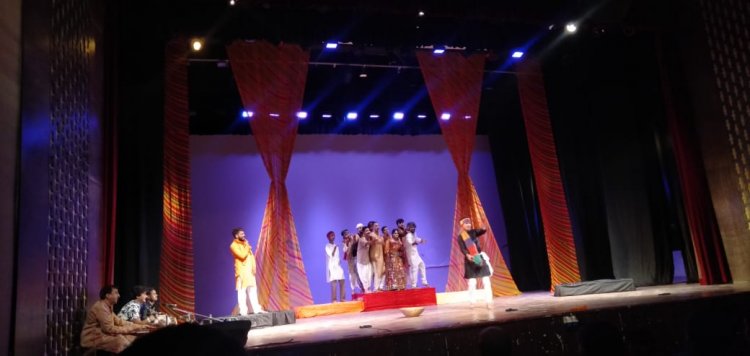 Andher Nagri Chaupat Raja: नाटक "अंधेर नगरी चौपट राजा" का मंचन