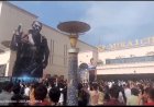 Jawan movie: जवान मूवी के रिलीज़ को पर्व की तरह मनाते हुए पर्दे के सामने और  सिनेमा के बाहर फैंस ने किया डांस
