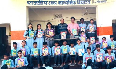 Thar Sarvodaya Sansthan: थार सर्वोदय संस्थान ने सरकारी स्कूल के बच्चों को कहानियों की किताबें वितरित की