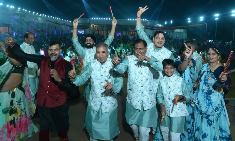 Dandiya Garba Festival: डांडिया गरबा महोत्सव में 1100 दीपों से वैष्णो माता की भव्य आरती 