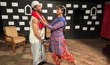 theatre play: बीवियों का मदरसा से दर्शन हुए लोटपोट