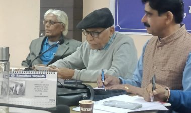 नदिया के ठण्डे पानी में हमने हाथ जलाएँ हैं