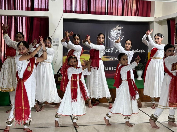 Kathak Dance: बाल व युवा कलाकारों ने आकर्षक फुटवर्क और आंगिक-भंगिमाओं से छलकाया कथक का लालित्य