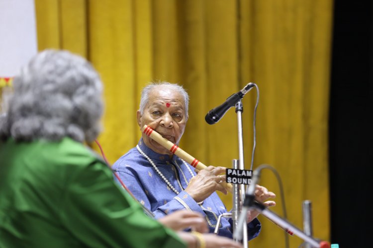 Hariprasad Chaurasia's flute performance: हरिप्रसाद चौरसिया के बांसुरी वादन ने किया मंत्रमुग्ध 