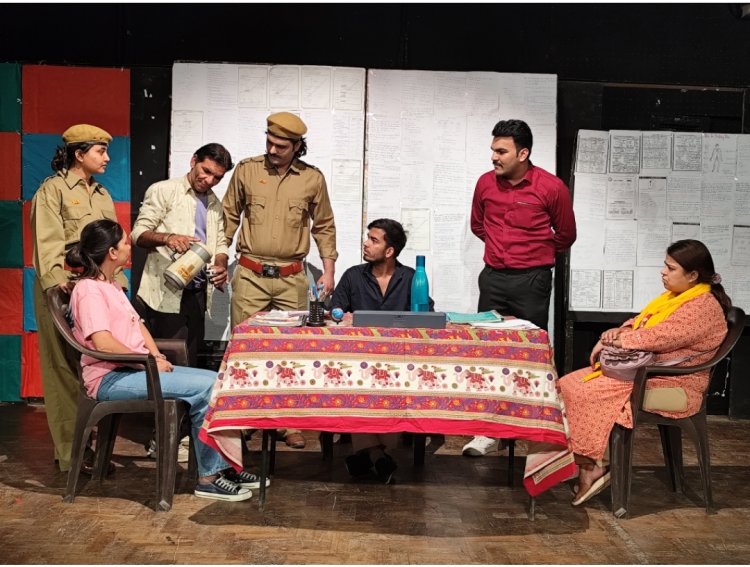 theatre drama paper leak: नौकरी नहीं लगी तो नौजवान ठगने लगे मासूम लोगों को