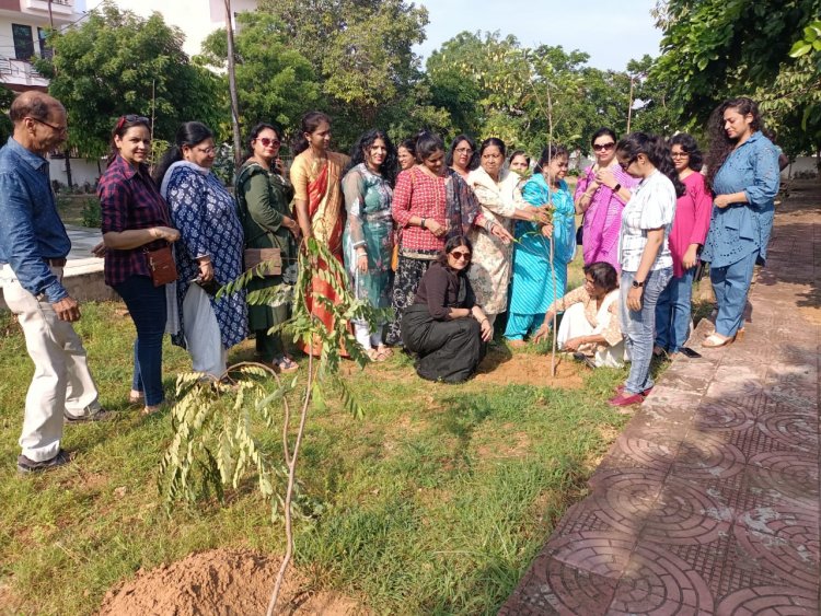 Women painters: शहर की महिला चित्रकारों का अनोखा प्रयास, पौधरोपण कर धरती के केनवास को हरा रंग देने का किया प्रयास