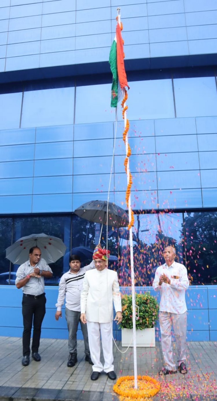 Independence Day celebrations: स्वतंत्रता दिवस के अवसर पर सूचना केंद्र में हुआ ध्वजारोहण