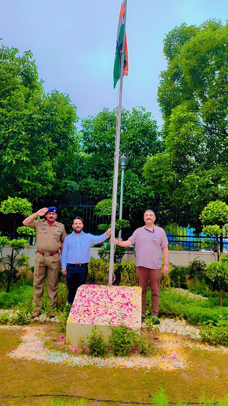 स्वतंत्रता दिवस पर केंद्रीय सदन परिसर में संयुक्त निदेशक पवन फौजदार ने राष्ट्रीय ध्वज तिरंगा फहराया