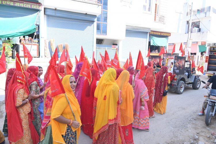 people played Garba in the Dandiya Mahotsav