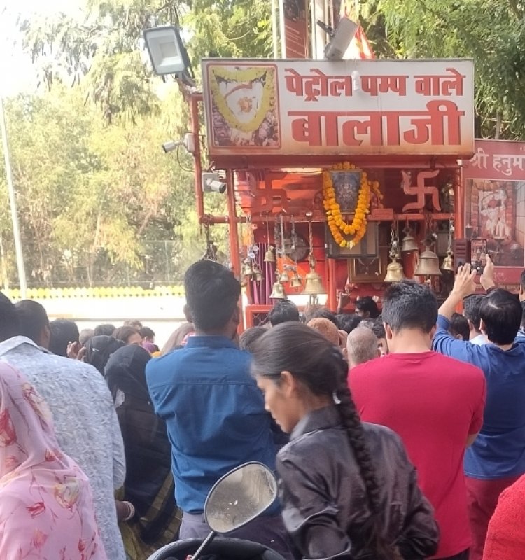 hanuman temple: शहर के हनुमान मंदिरों में भक्तों का जमावड़ा