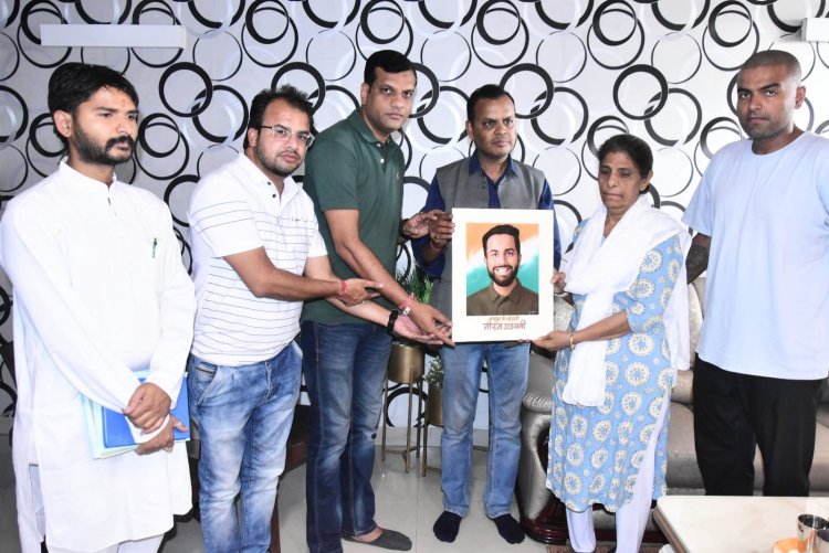 नीरज उधवानी का तैल चित्र भेंट