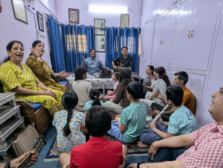 आओ झूमे गाएं में हुईं सुरों की साधना
