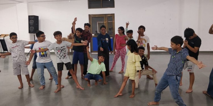 वर्कशॉप में बच्चे सीख रहे है कई क्रिएटिव चीज़े