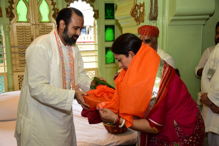 एकता कपूर और स्मृति ईरानी ने नाथद्वारा मंदिर में भगवान श्रीकृष्ण के दर्शन किए