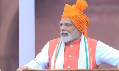 प्रधानमंत्री नरेंद्र मोदी ने लहराया तिरंगा, गूंजे देशभक्ति के जयघोष"