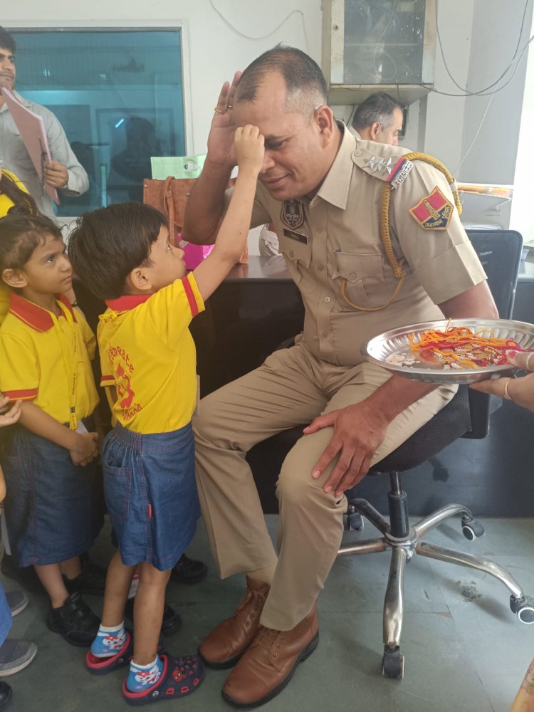 पुलिस कर्मियों को बाँधी राखी