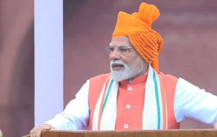प्रधानमंत्री नरेंद्र मोदी ने लहराया तिरंगा, गूंजे देशभक्ति के जयघोष"