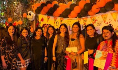 “हैलोवीन थीम में सजा महिला उद्यमियों का मिलन समारोह”