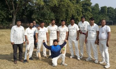 महाराजा कॉलेज ग्राउंड पर रोमांच का चरम: पुरातत्व विभाग ने 21 रनों से जीता मैत्री मैच