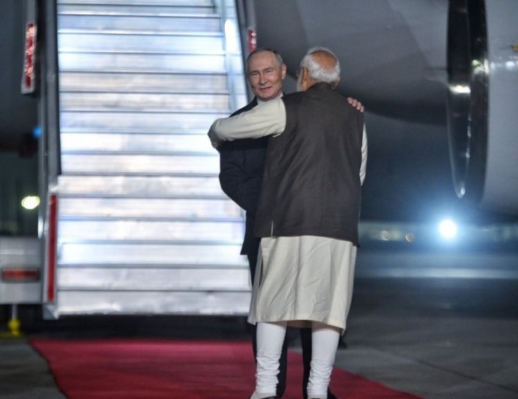 पुतिन का ऐतिहासिक भारत दौरा शुरू, मोदी ने एयरपोर्ट पर किया गर्मजोशी से स्वागत