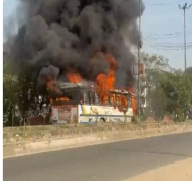 जयपुर में चलती रोडवेज बस में भीषण आग