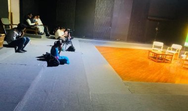 बड़े नाम, खाली कुर्सियाँ: जेकेके की ‘रंग चौपाल’ में नहीं जुटे दर्शक, एक घंटे देर से पहुँचीं मैथिली ठाकुर