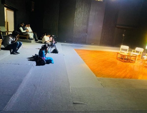 बड़े नाम, खाली कुर्सियाँ: जेकेके की ‘रंग चौपाल’ में नहीं जुटे दर्शक, एक घंटे देर से पहुँचीं मैथिली ठाकुर