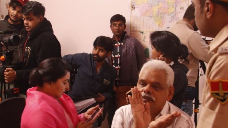 Offline Film Trailer: राजस्थानी फिल्म ‘ऑफलाइन’ का ट्रेलर रिलीज़: निर्देशक विजय सुथार ने उजागर की कैब राइड के पीछे छिपी खतरनाक सच्चाई