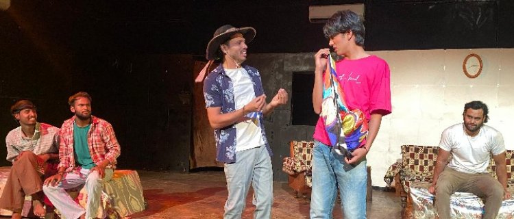 नायिका के फरार होने से मचा हड़कंप, फिर भी ठहाकों से गूंजा ‘पर्दा उठने से पहले’