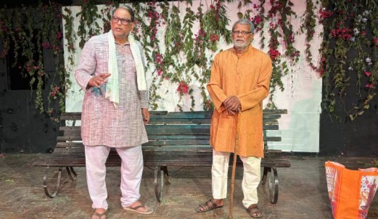 “ये लोग” ने खोली समाज की सच्चाई, अकेलेपन की पीड़ा पर भावुक कर गया मंचन