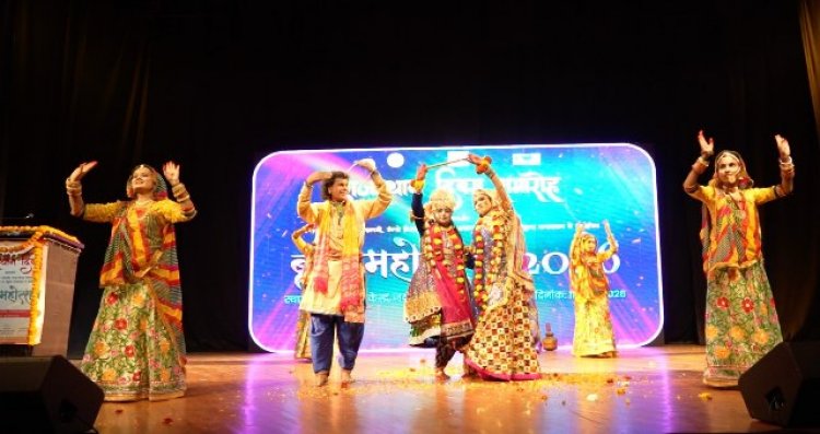 ब्रज महोत्सव में सजी फूलों की होली, ‘लाड़ली’ फिल्म ने भावनाओं से भरा रंगायन सभागार