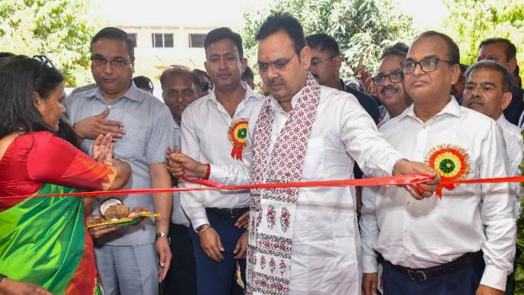 संस्कारों से सशक्त शिक्षा: आदर्श विद्या मंदिर में बहुउद्देशीय सभागार का लोकार्पण, CM का युवाओं को संदेश