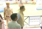 मुख्य सचिव वी. श्रीनिवास ने खुद रिन्यू कराया ड्राइविंग लाइसेंस जयपुर आरटीओ प्रथम कार्यालय के निरीक्षण में पारदर्शी और डिजिटल सेवाओं पर दिया जोर