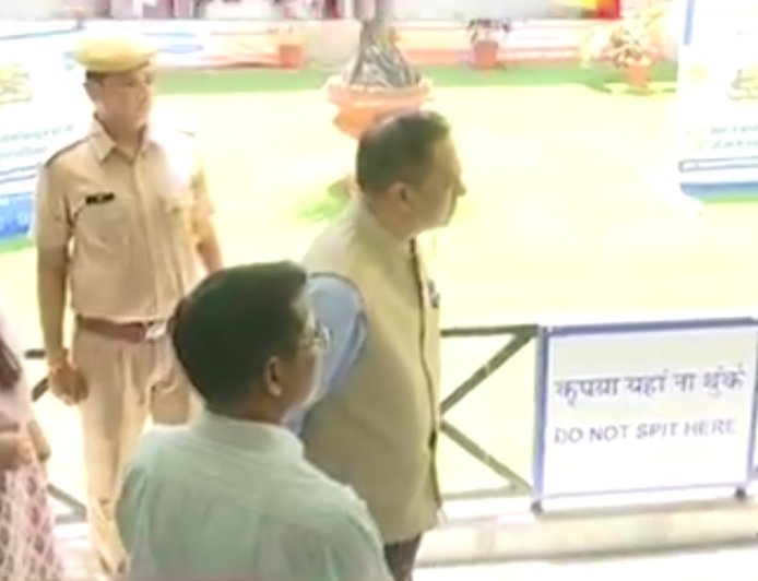 मुख्य सचिव वी. श्रीनिवास ने खुद रिन्यू कराया ड्राइविंग लाइसेंस जयपुर आरटीओ प्रथम कार्यालय के निरीक्षण में पारदर्शी और डिजिटल सेवाओं पर दिया जोर