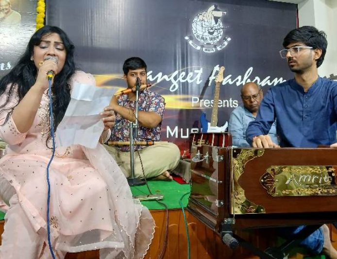 रोशन के सुरों से झूम उठा जयपुर: सदाबहार गीतों की महफिल में देर तक गूंजती रही तालियां