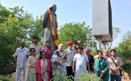 44 साल बाद भी जीवंत है गुरुदेव की विरासत: रवीन्द्रनाथ ठाकुर की प्रतिमा के स्थापना दिवस पर मूर्तिकार डॉ. सुमहेन्द्र को भावभीनी श्रद्धांजलि