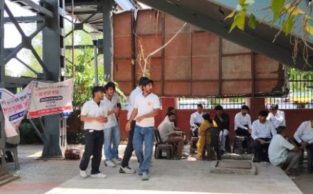कुछ मिनट का नुक्कड़ नाटक, लेकिन छोड़ गया बड़ा संदेश