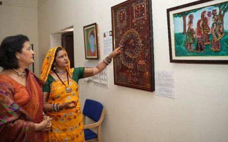 चूड़ियों के लाख से रच दी अनोखी कहानी! भारत की पहली Lac Artist द्रोपदी मीना की 100 कलाकृतियों ने जेकेके में बांधा कलाप्रेमियों का दिल