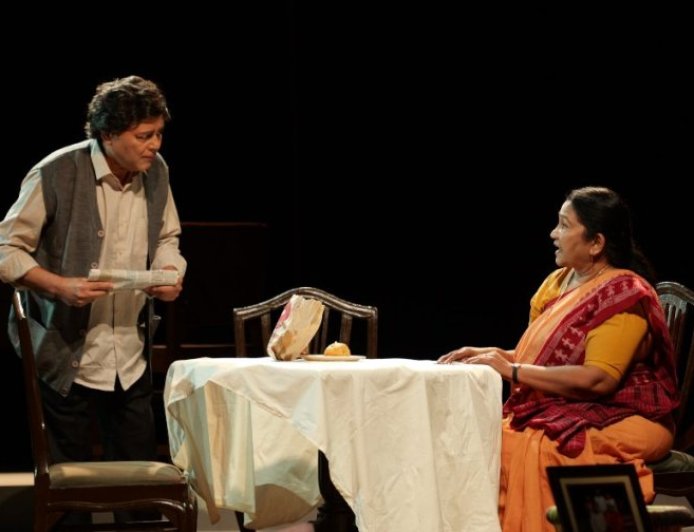 अधूरी ख्वाहिशों और बिखरते रिश्तों की मार्मिक दास्तान, ‘आधे अधूरे’ ने दर्शकों को सोचने पर किया मजबूर