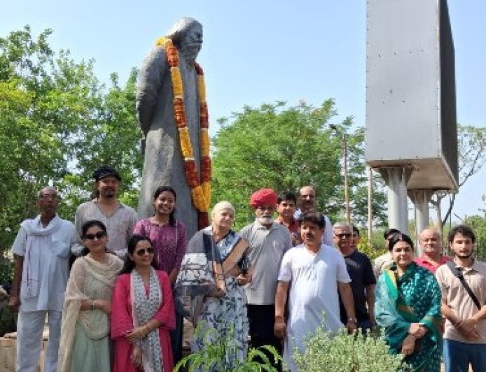 44 साल बाद भी जीवंत है गुरुदेव की विरासत: रवीन्द्रनाथ ठाकुर की प्रतिमा के स्थापना दिवस पर मूर्तिकार डॉ. सुमहेन्द्र को भावभीनी श्रद्धांजलि
