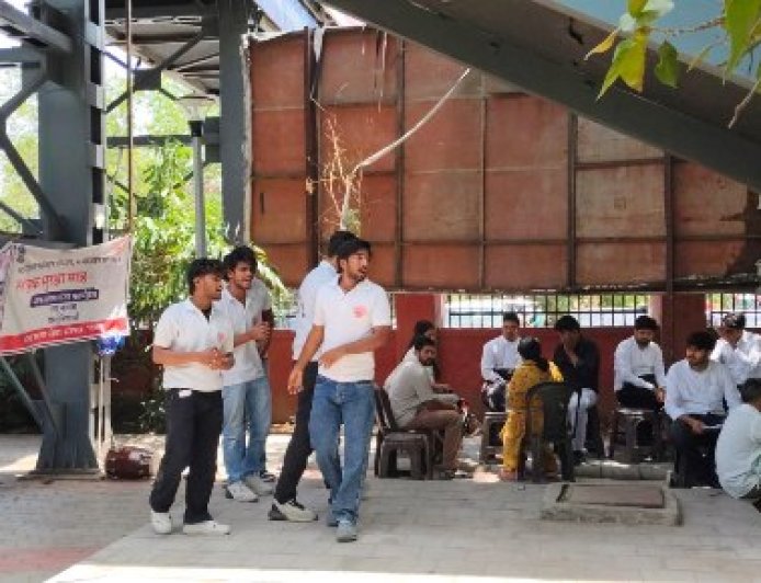 कुछ मिनट का नुक्कड़ नाटक, लेकिन छोड़ गया बड़ा संदेश