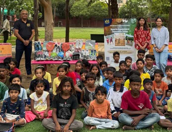 स्लम के बच्चों को मिले Sports Shoes और Football, ‘100 Medals Targeted Foundation’ ने जगाई नई उम्मीद