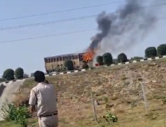 रिंग रोड पर दिल दहला देने वाला मंजर: 359 गैस सिलेंडरों से भरे ट्रक के केबिन में लगी आग, चालक की सूझबूझ से टला बड़ा हादसा