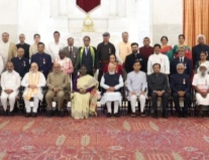 राष्ट्रपति भवन में चमके सितारे: रोहित शर्मा, अलका याग्निक और माधवन को मिला पद्म सम्मान, PM मोदी ने भी की तारीफ