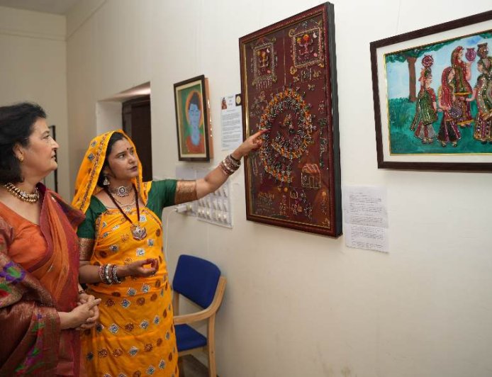 चूड़ियों के लाख से रच दी अनोखी कहानी! भारत की पहली Lac Artist द्रोपदी मीना की 100 कलाकृतियों ने जेकेके में बांधा कलाप्रेमियों का दिल