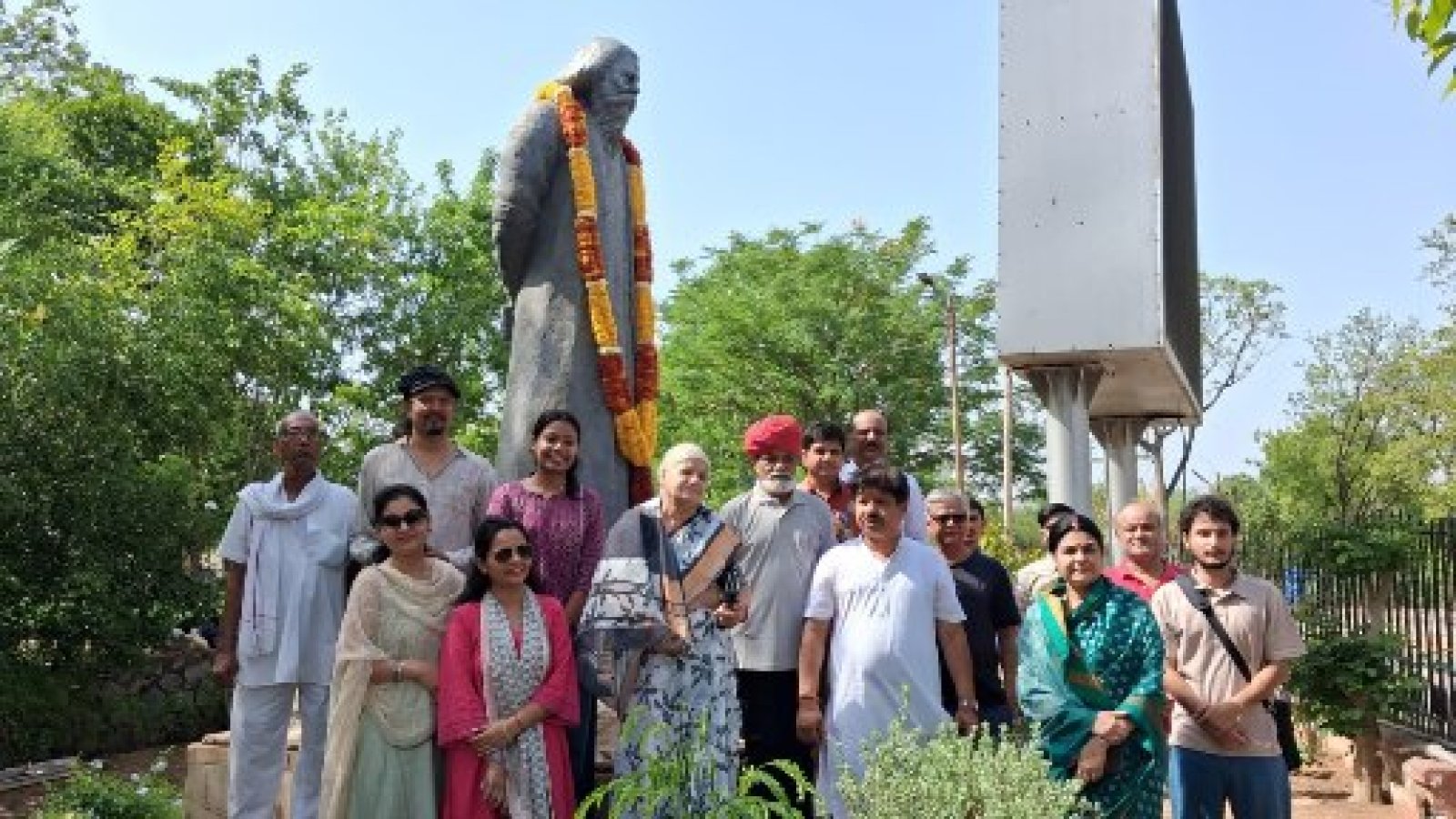 44 साल बाद भी जीवंत है गुरुदेव की विरासत: रवीन्द्रनाथ ठाकुर की प्रतिमा के स्थापना दिवस पर मूर्तिकार डॉ. सुमहेन्द्र को भावभीनी श्रद्धांजलि