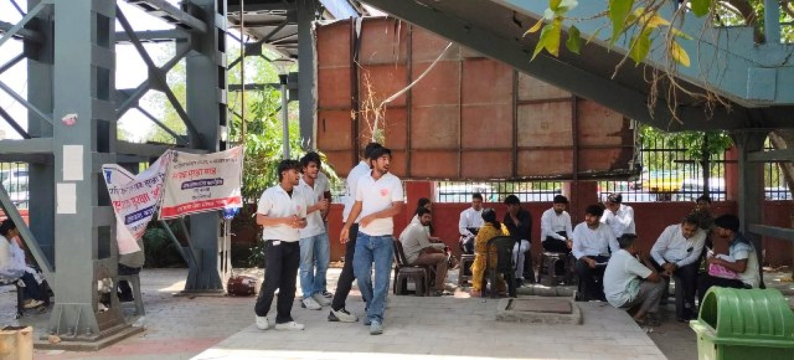 कुछ मिनट का नुक्कड़ नाटक, लेकिन छोड़ गया बड़ा संदेश