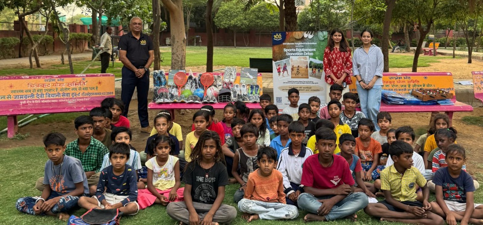 स्लम के बच्चों को मिले Sports Shoes और Football, ‘100 Medals Targeted Foundation’ ने जगाई नई उम्मीद