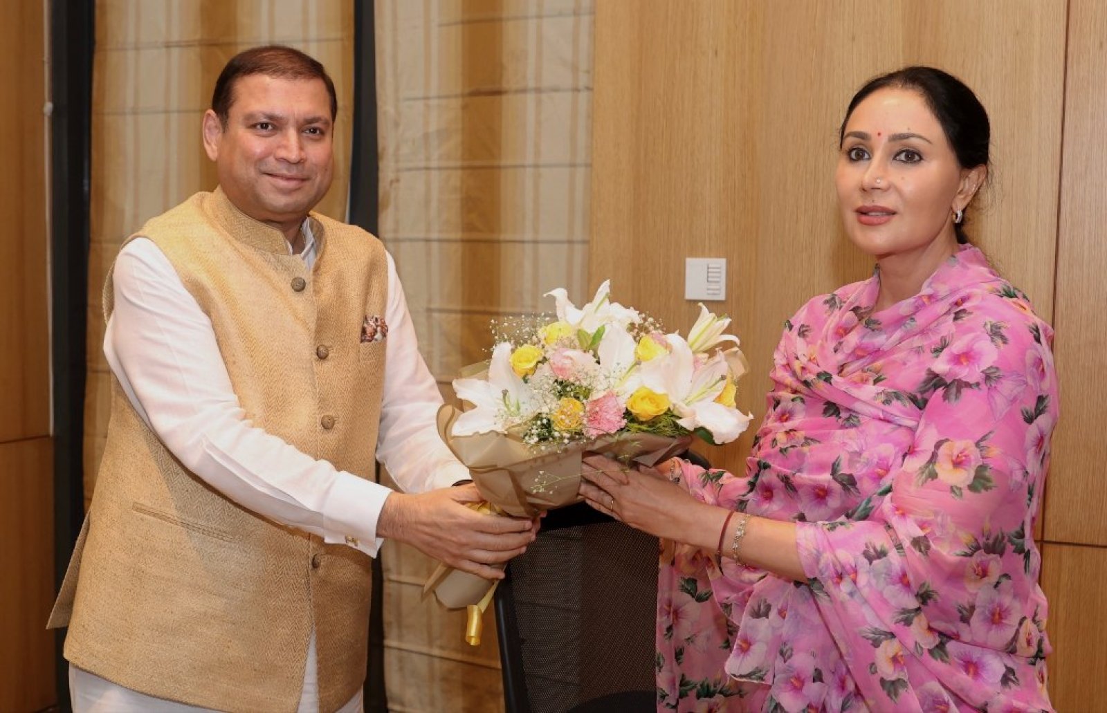 संदीप भुतोड़िया ने कांथा दुपट्टा और गीतांजलि से किया डिप्टी CM दिया कुमारी का अनोखा स्वागत